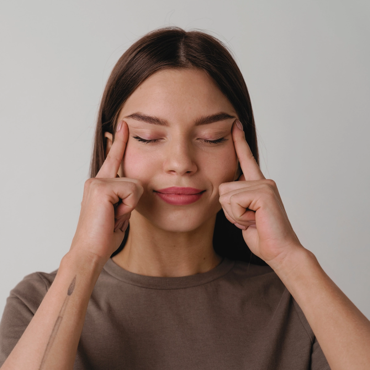 Naine sooritab näojooga harjutust silmade ümbruse lihastele