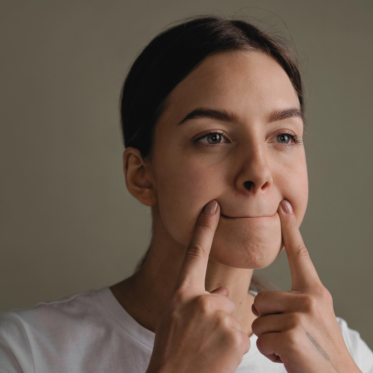Glowinface näojooga harjutus põselihaste aktiveerimiseks ja näo tõstva efekti toetamiseks
